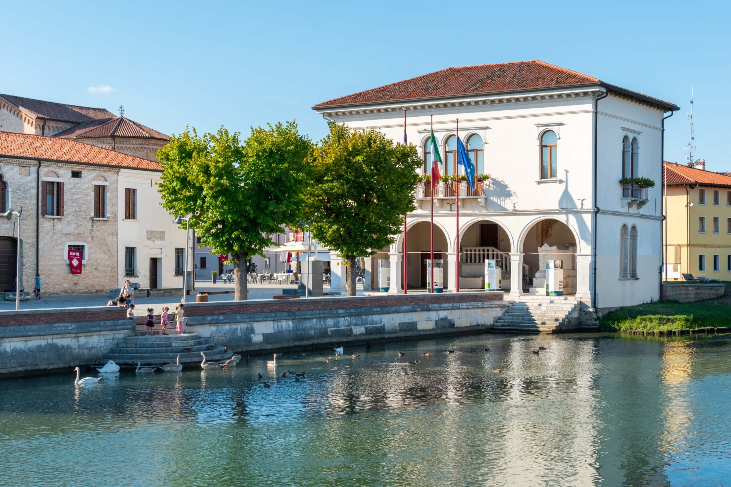 Concordia Sagittaria: vista del palazzo comunale sul fiume Lemene
